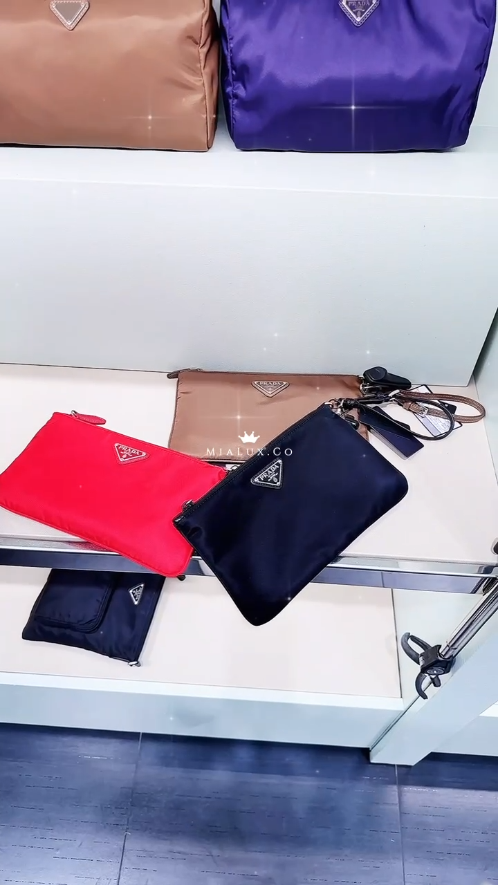 @Prada►Tessuto 三角標尼龍手拿包/P305