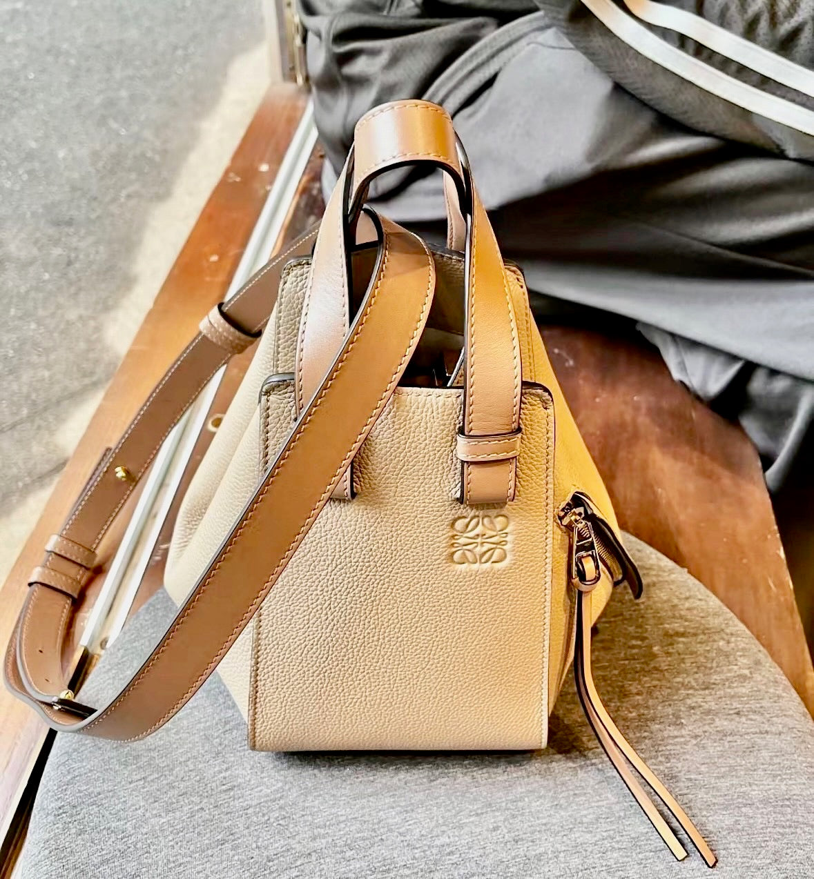 Loewe Compact Hammock 粒面小牛皮吊床包/2200