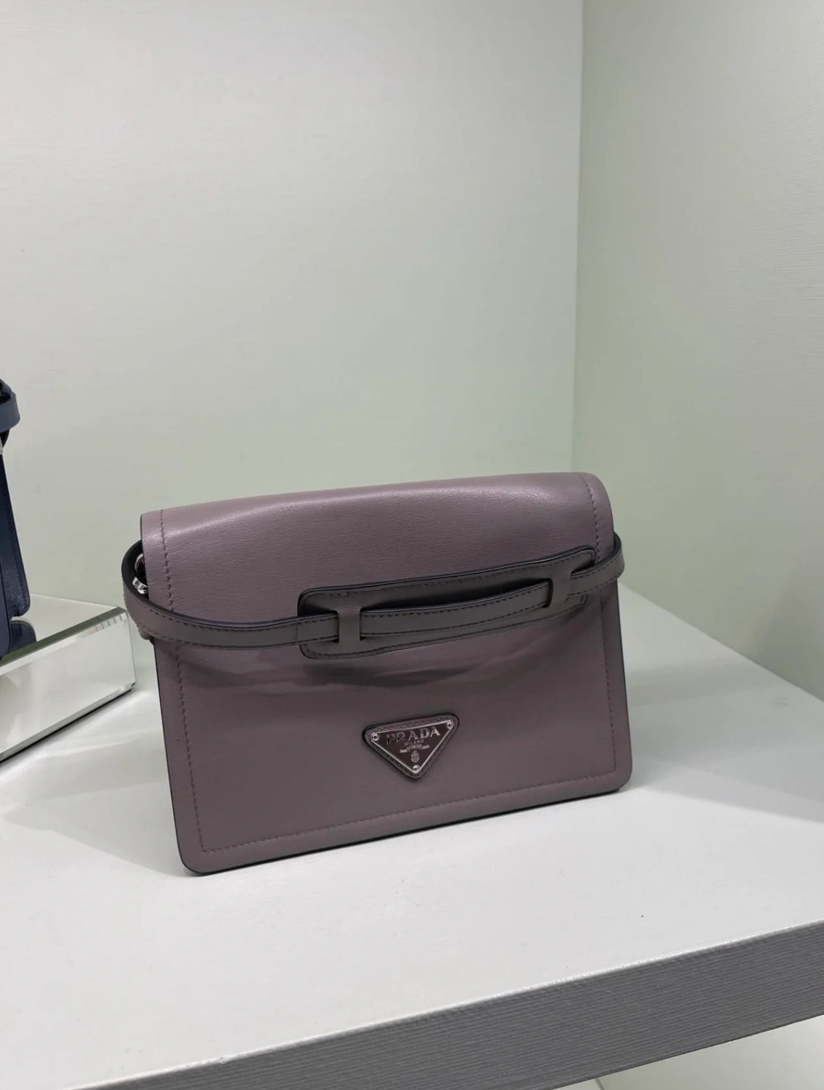 @Prada▪️TESSUTO 三角LOGO小牛皮郵差包/860 🔔限時折🉐39700