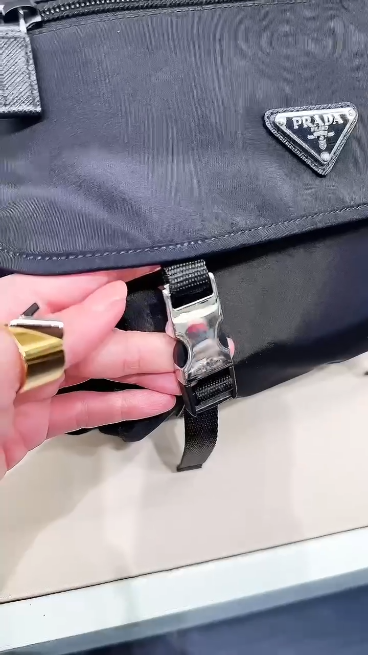 @Prada►Pattina 大尼龍側背包/P910