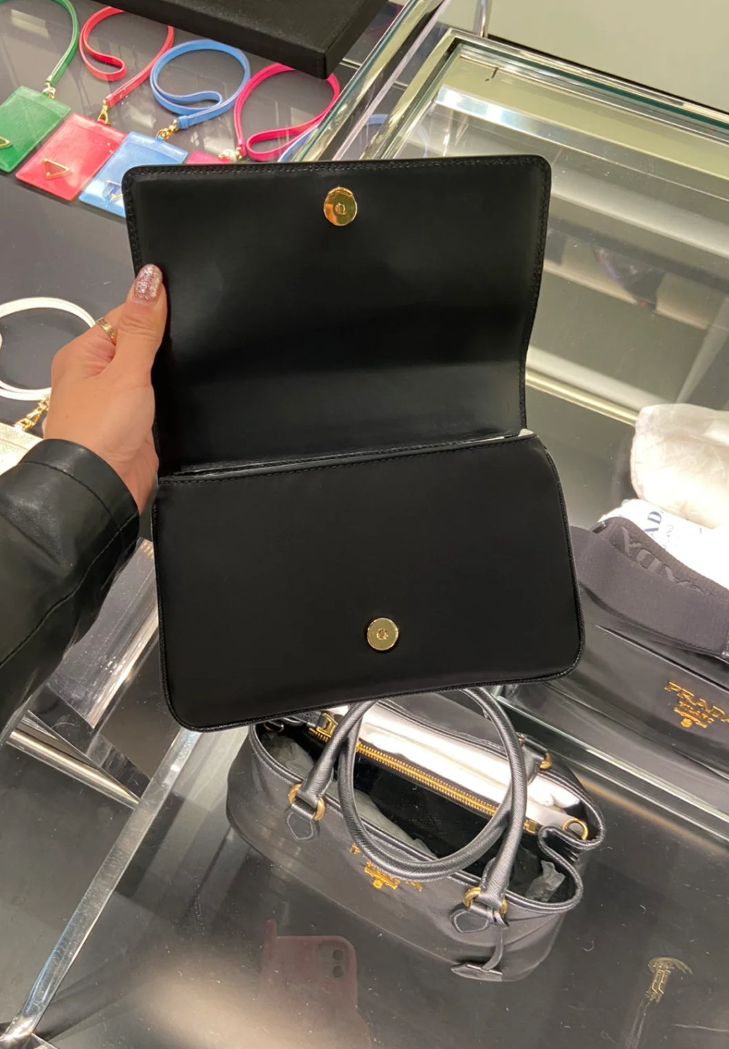 @Prada▪️Pattina 大款防刮皮翻蓋鏈條肩背包/900🔔限時折🉐41500