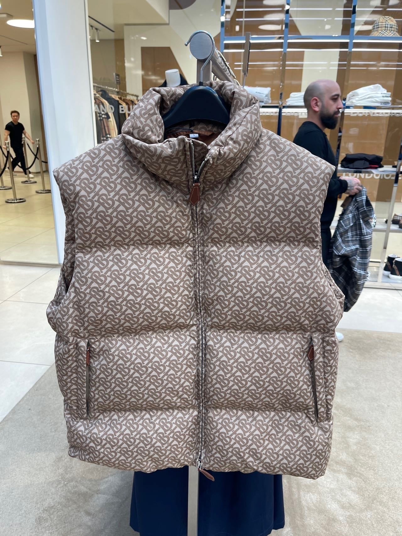 @Burberry 男生款羽絨背心外套/1390P619 🔥折上六折🉐17710