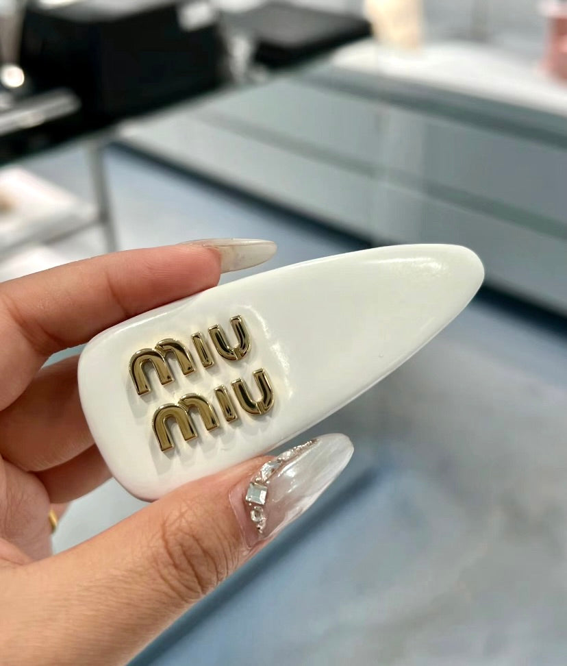 MiuMiu Patent Leather Hair Clip 漆皮髮夾/320E350 🍀🉐14200🇪🇺