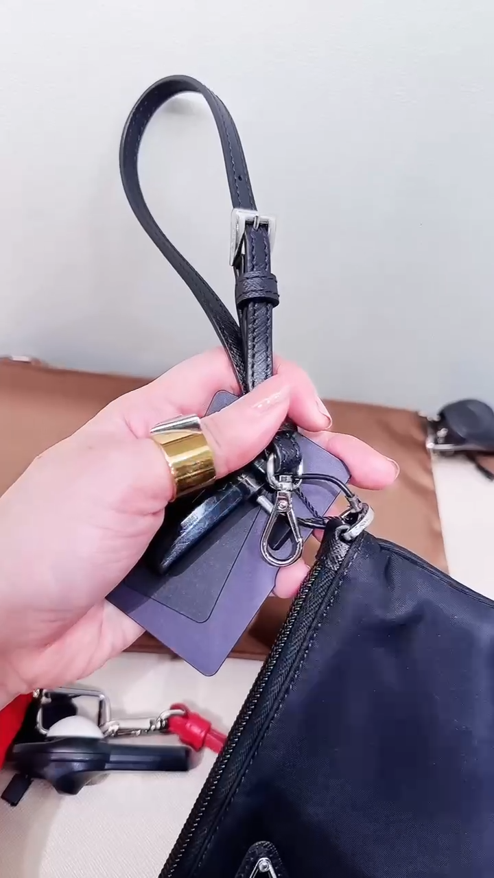 @Prada►Tessuto 三角標尼龍手拿包/P305