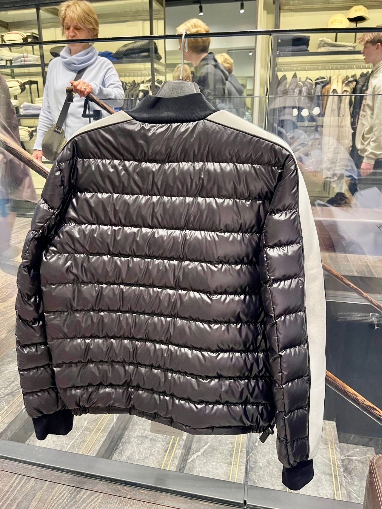 @Moncler 薄羽絨外套/703 🔔限時折🉐32640