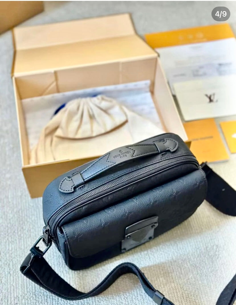 LV S Lock Messenger Bag 男生款郵差包/2610✨🉐108010