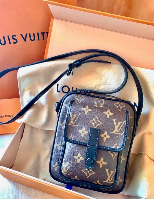 LV Christopher Wearable Wallet 隨身相機包/1210✨🉐51820