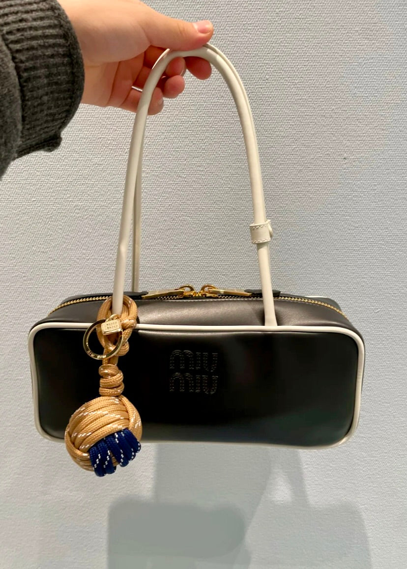 MiuMiu Beau Leather 新長柄保齡球包/E2650 🉐96400🇪🇺