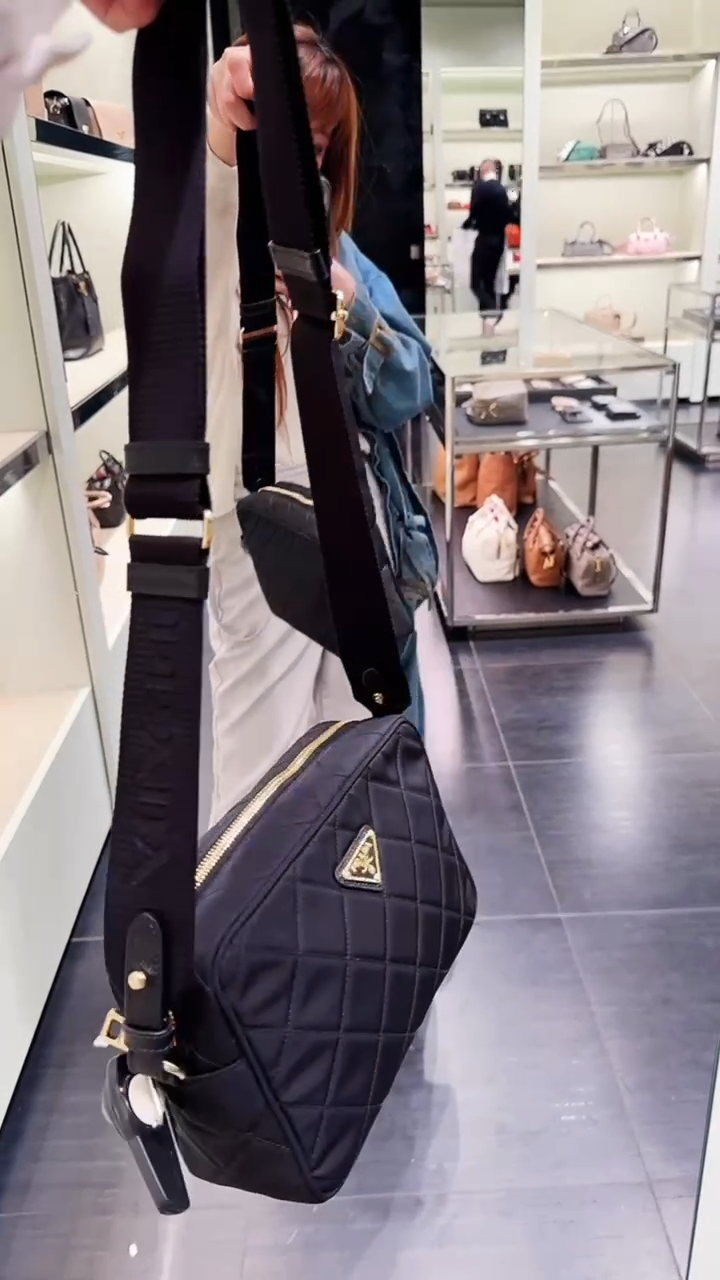 @Prada►Impuntu 尼龍菱格紋相機包/P880