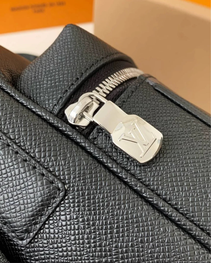 ❌LV Outdoor Messenger Bag 男生款郵差包/1650 ✨🉐68650