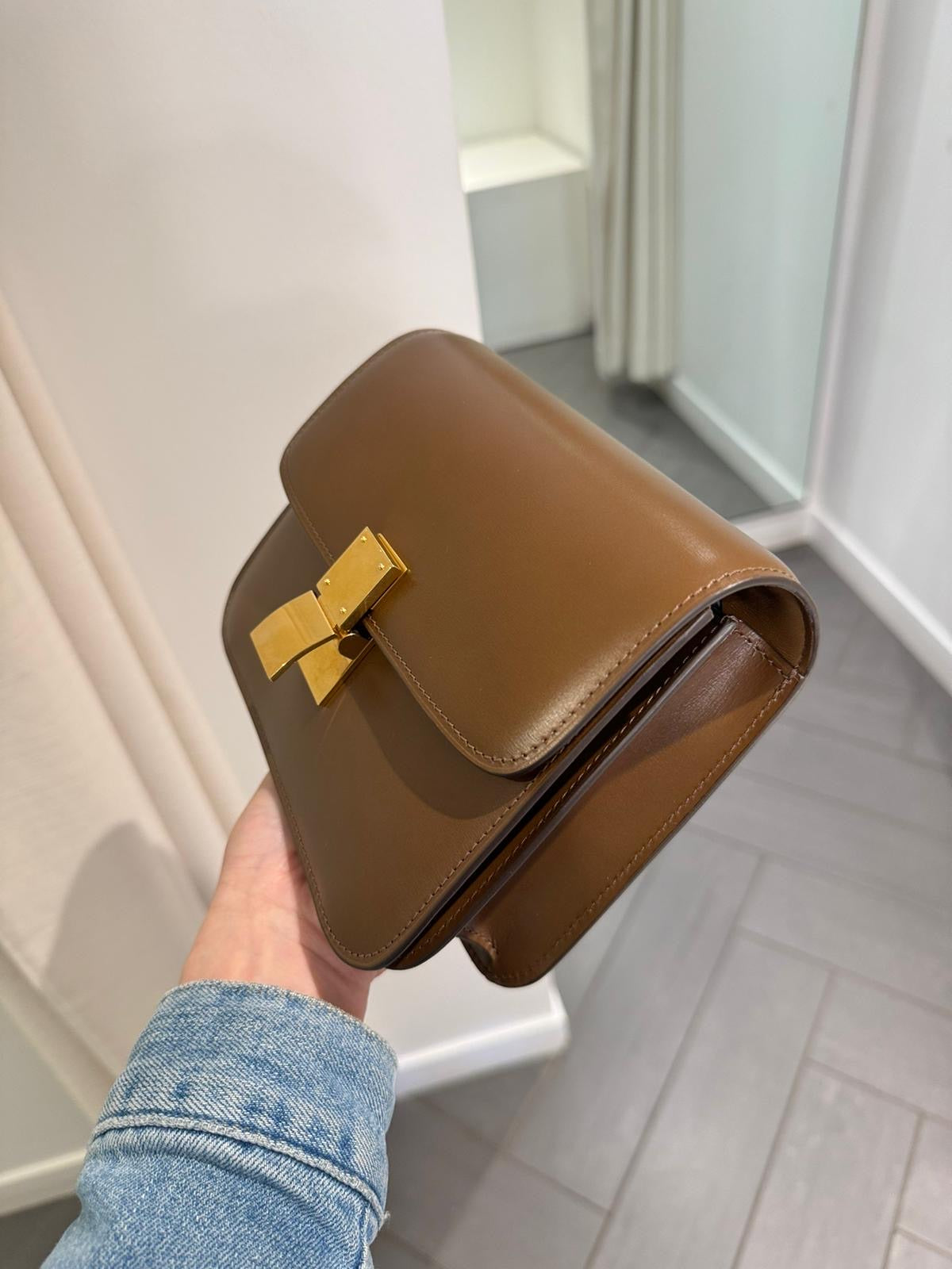 @Celine Classic Box 小牛皮按扣斜背包/2750P1788 🔔限時折🉐81260