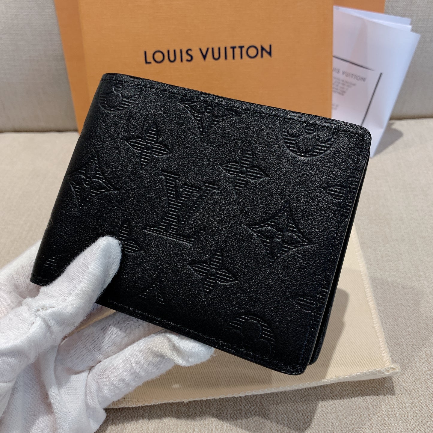LV Multiple 男生款壓紋雙開短夾/535✨🉐23470