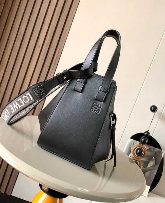 Loewe Compact Hammock 緞面小牛皮吊床包/2450