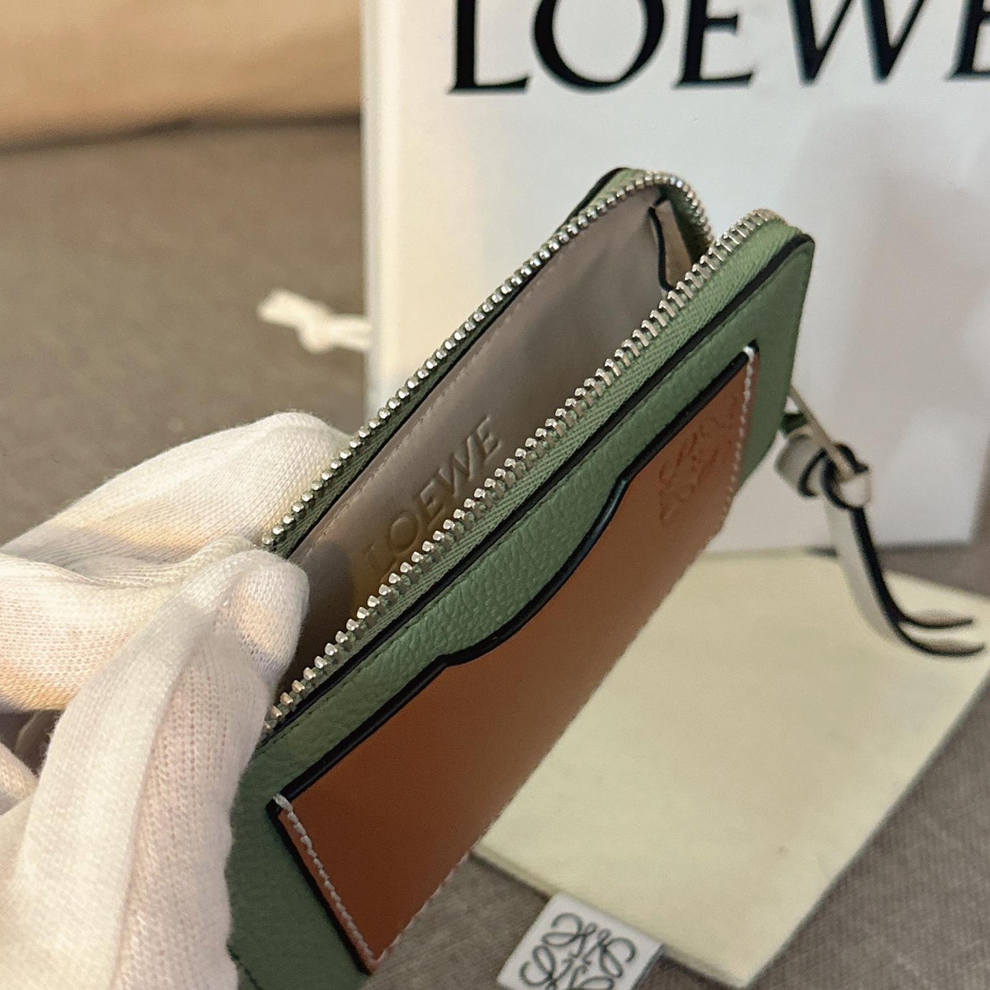 *現貨*Loewe▪️Coin Cardholder 軟粒面牛皮拉鍊卡包-迷迭香綠 P8500 /T14000