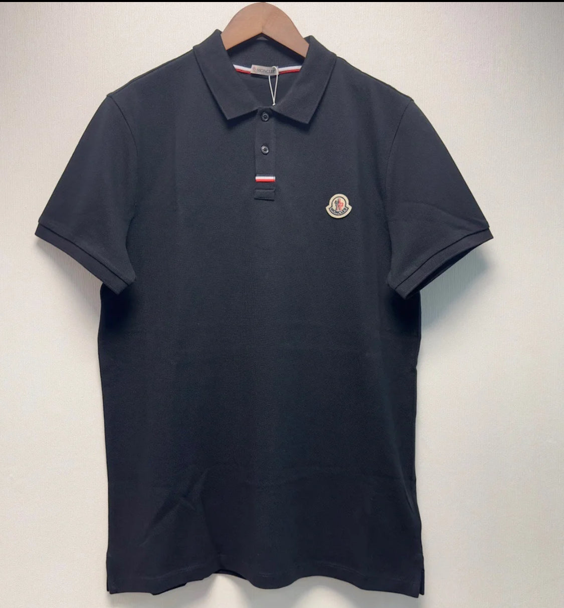 @Moncler 男生款扣下飾邊Polo上衣/250P167 🔥折上七折🉐6080