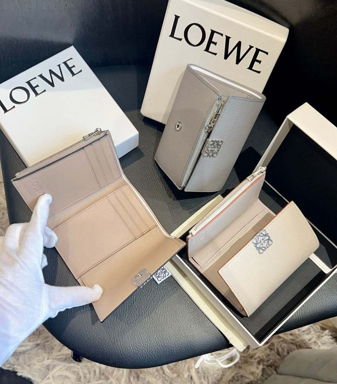 *現貨*Loewe▪️ Anagram Vertical S 小款三折短夾-幽靈白 P14000 /T24000