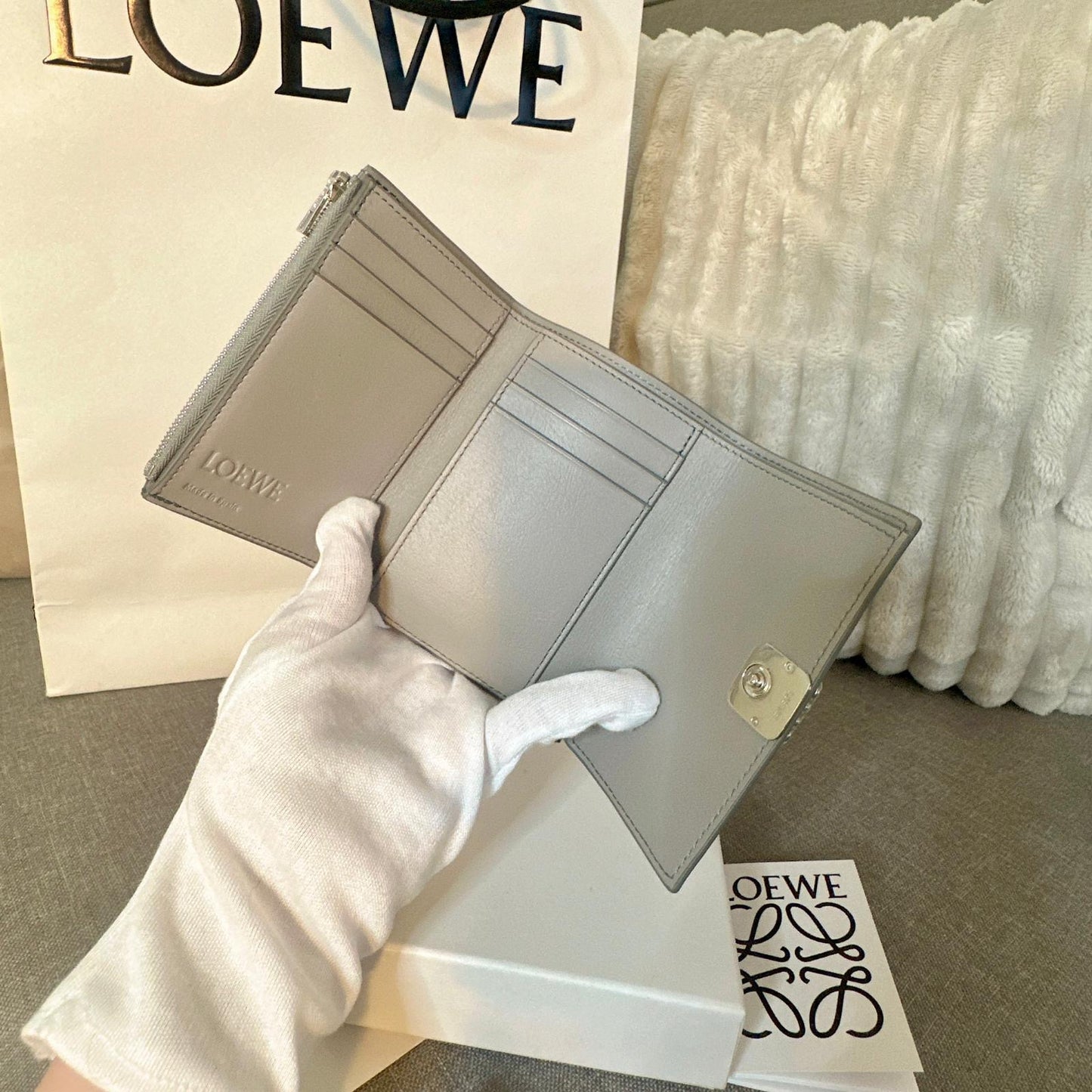 *現貨*Loewe▪️ Anagram Vertical S 小款三折短夾-珍珠灰 P14000 /T24000
