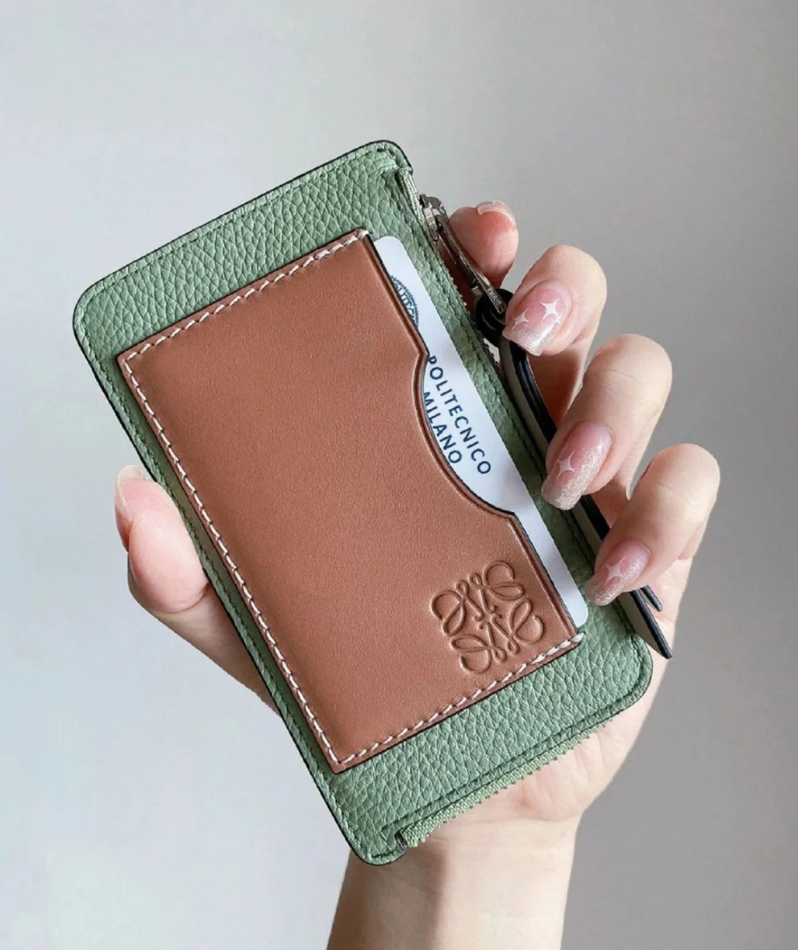 *現貨*Loewe▪️ Coin Cardholder 軟粒面牛皮拉鍊卡包-迷迭香綠/275 年前特價🉐8990