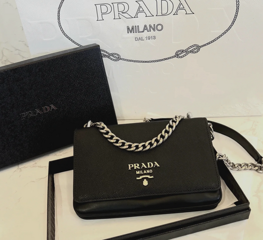 @Prada▪️PATTINA IN PELLE 翻蓋鏈條單肩包/965🔔限時折🉐44430