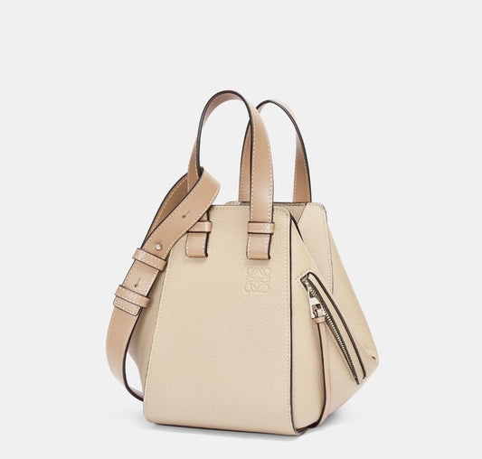 Loewe Compact Hammock 粒面小牛皮吊床包/2200