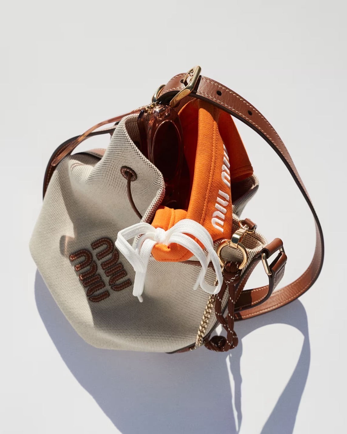 MiuMiu Canvas and leather bucket 帆布水桶包/1470E1600 🉐57000🇪🇺