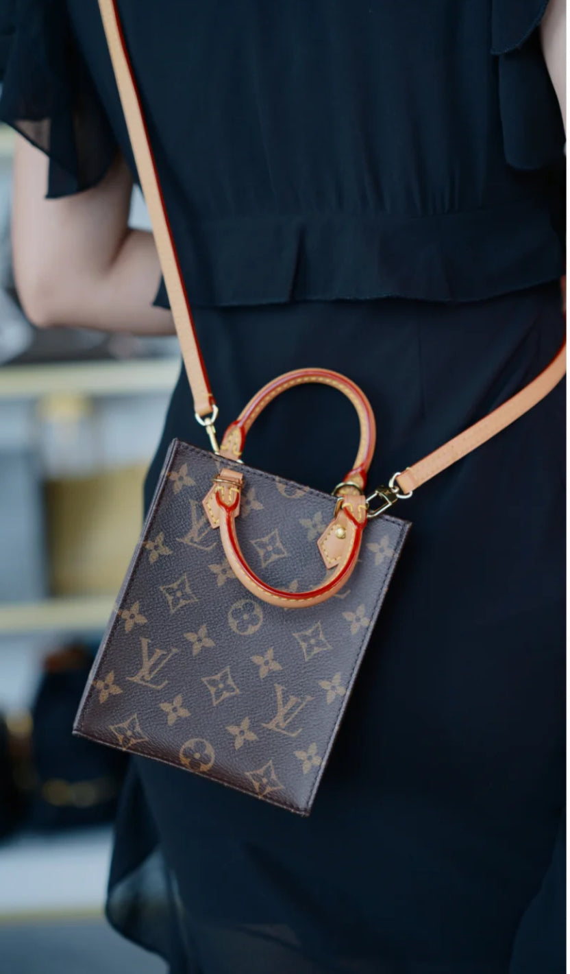 LV Petit Sac Plat 小款琴譜包/1400✨🉐59800