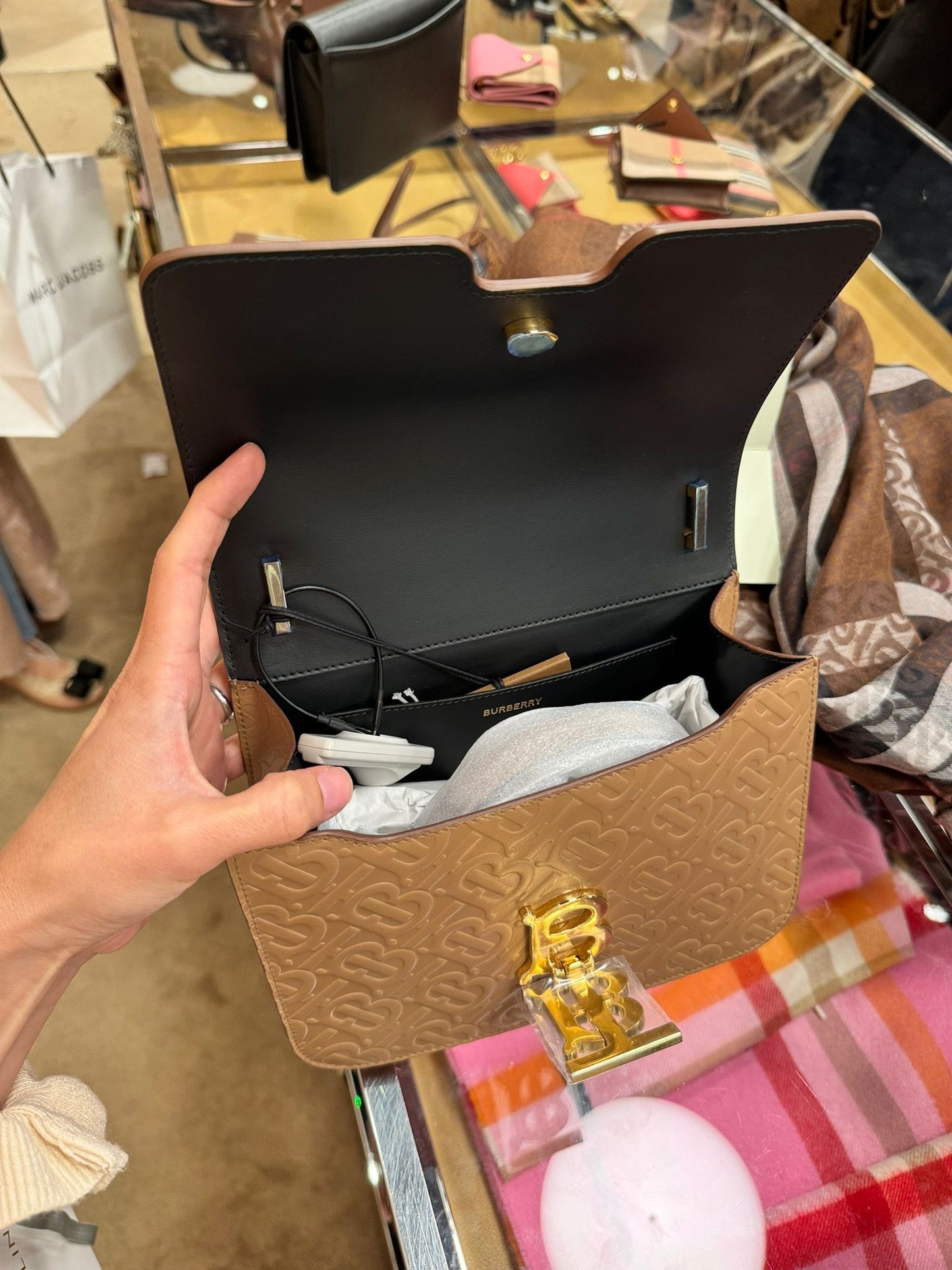 @Burberry TB 壓紋掀蓋斜背包/1225P599 🔥折上七折🉐19670