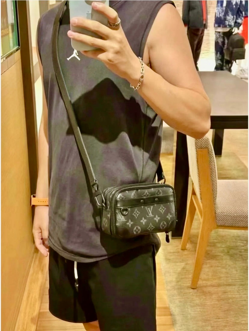 LV Alpha 隨身相機包/1580 ✨🉐67360