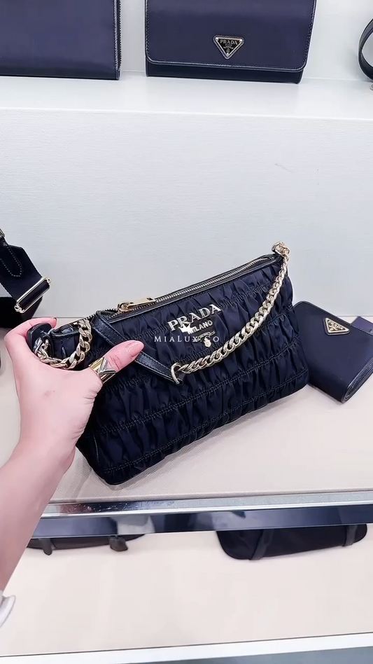 @Prada►Gaufre 尼龍皺褶拉鍊鏈包/P745
