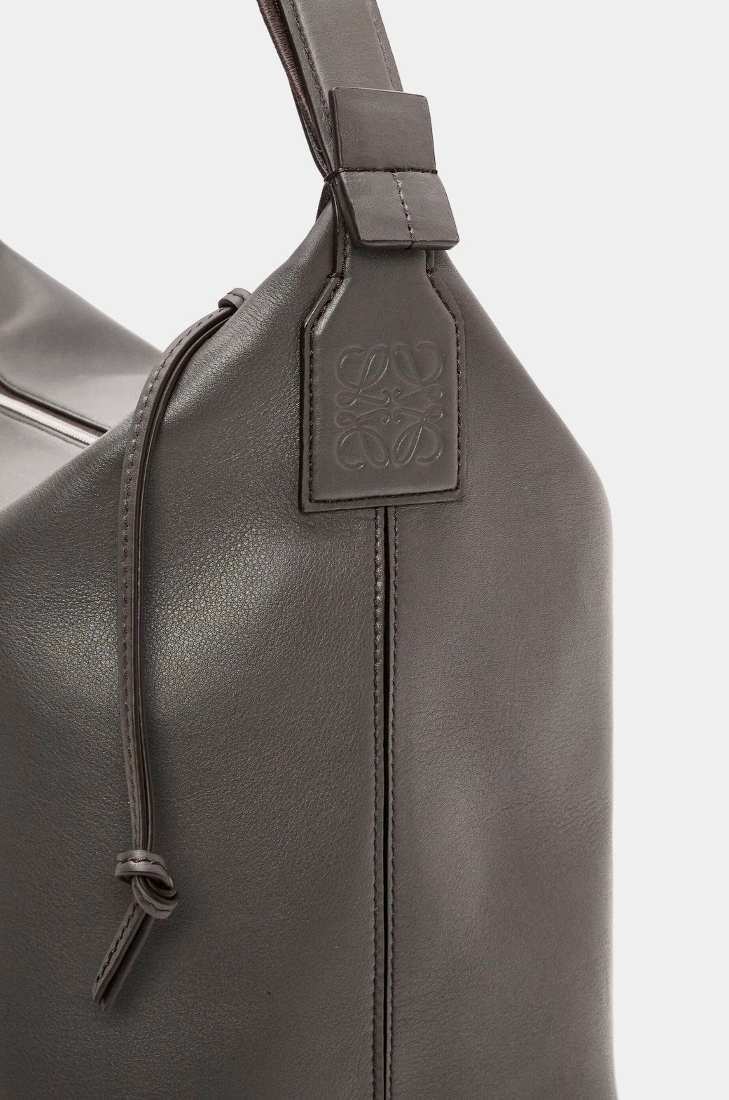 Loewe Cubi M 男生款軟牛皮斜背包/1600
