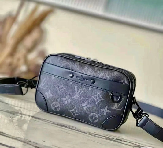 LV Alpha 隨身相機包/1580 ✨🉐67360