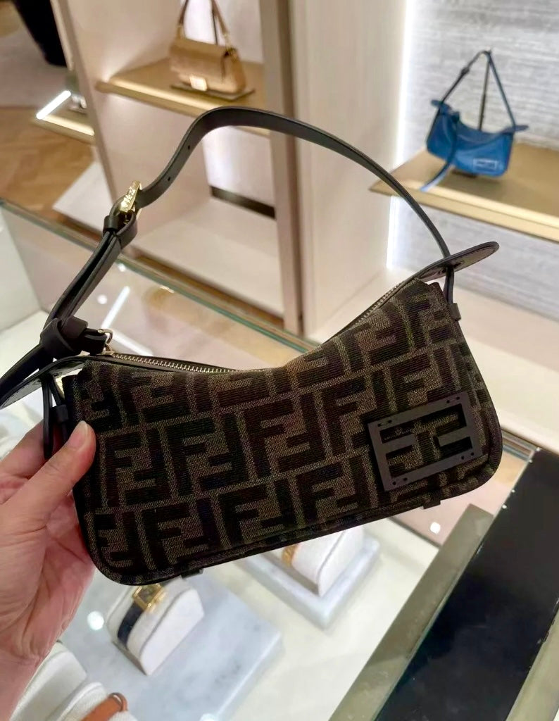 Fendi Simply Mini 迷你提花腋下包/1350E1500 🉐55000🇪🇺