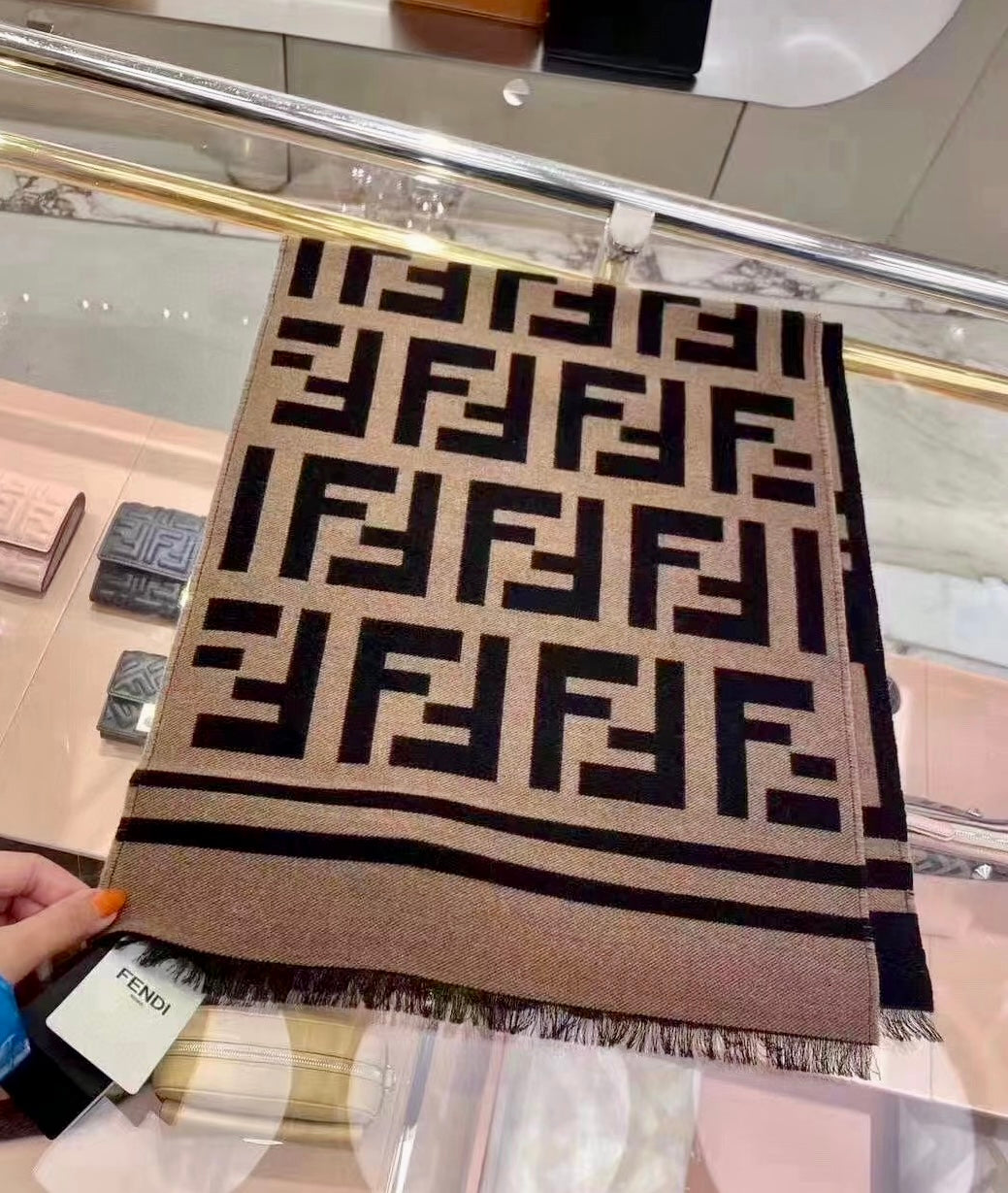 Fendi Wool and Silk 真絲羊毛雙面圍巾/500E550 🉐20800🇪🇺