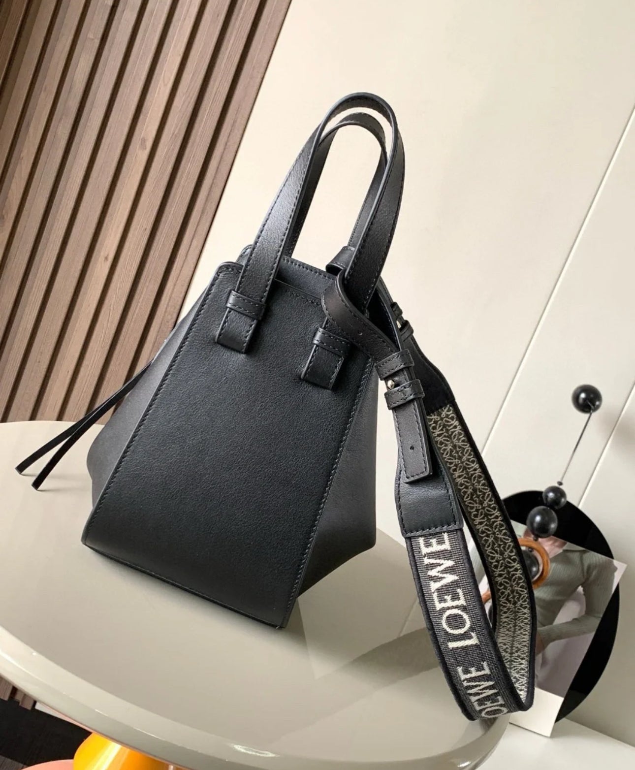 Loewe Compact Hammock 緞面小牛皮吊床包/2450