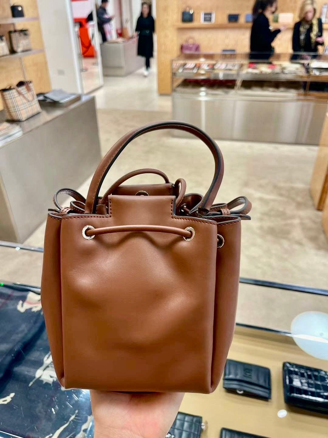 @Burberry Peony 水桶包-焦糖色/890P625 🔥折上七折🉐20690