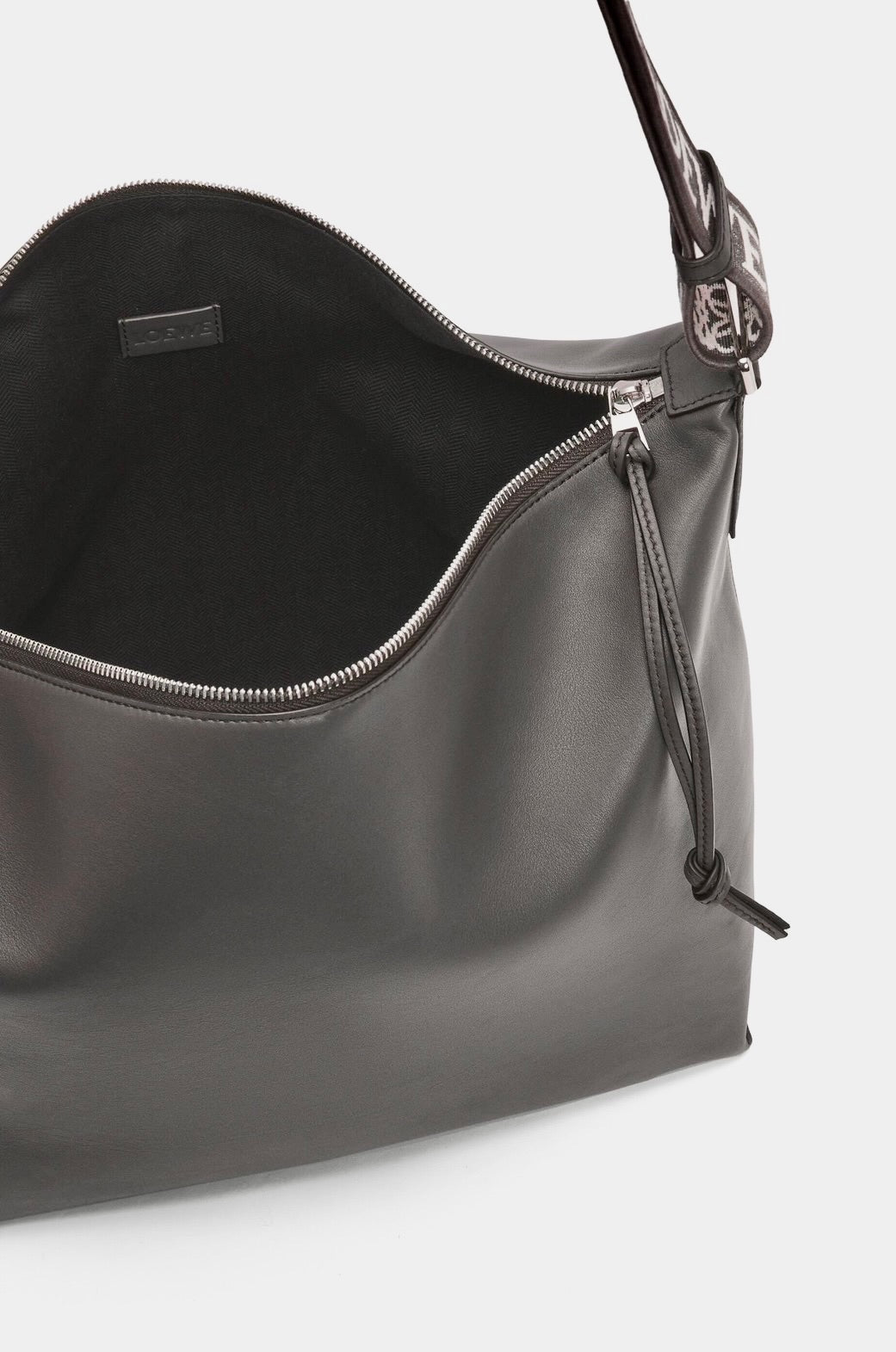 Loewe Cubi M 男生款軟牛皮斜背包/1600