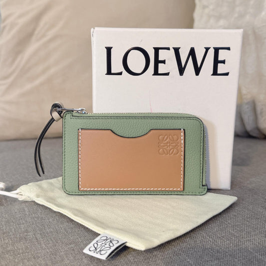 *現貨*Loewe▪️Coin Cardholder 軟粒面牛皮拉鍊卡包-迷迭香綠 P8500 /T14000