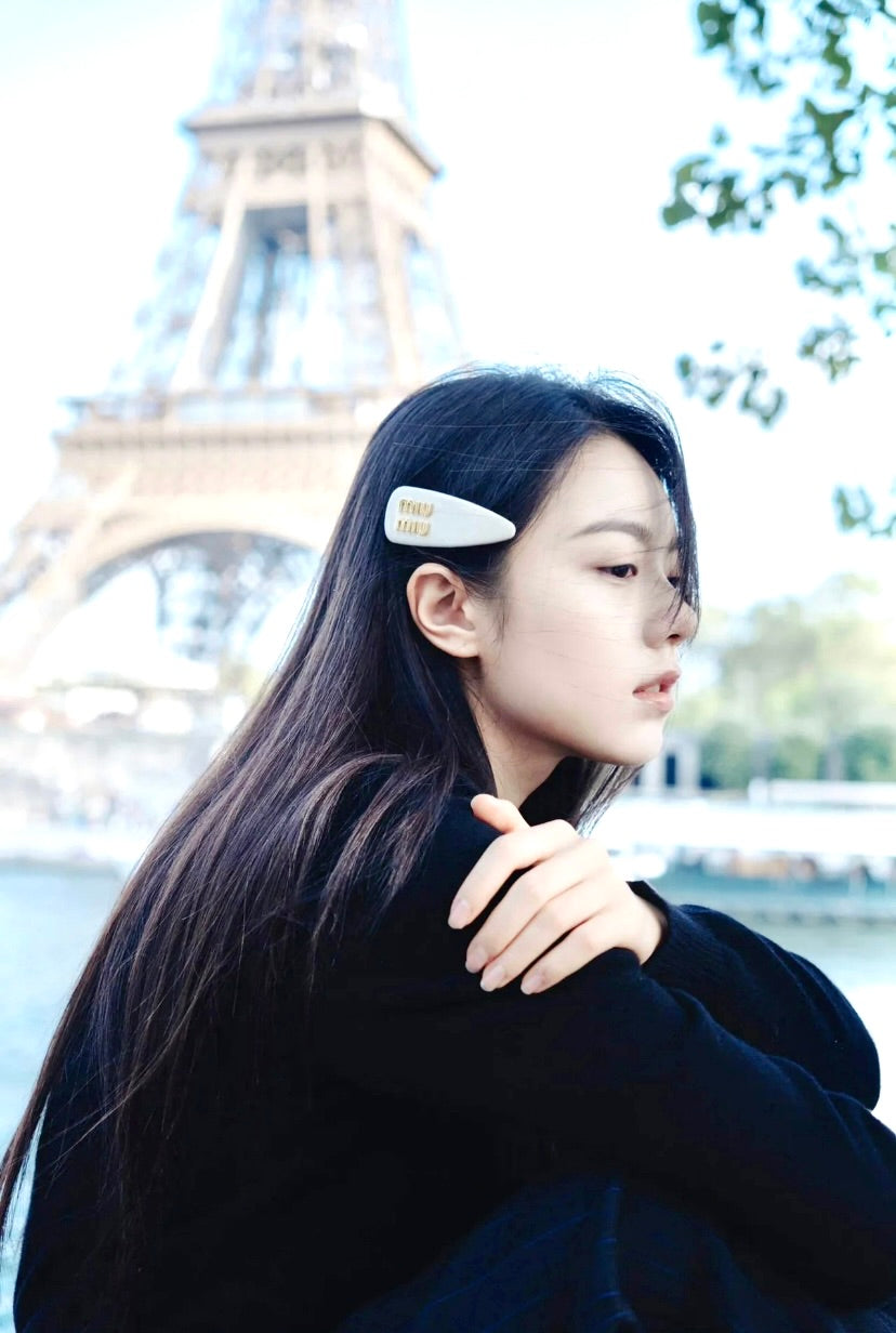 MiuMiu Patent Leather Hair Clip 漆皮髮夾/320E350 🍀🉐14200🇪🇺