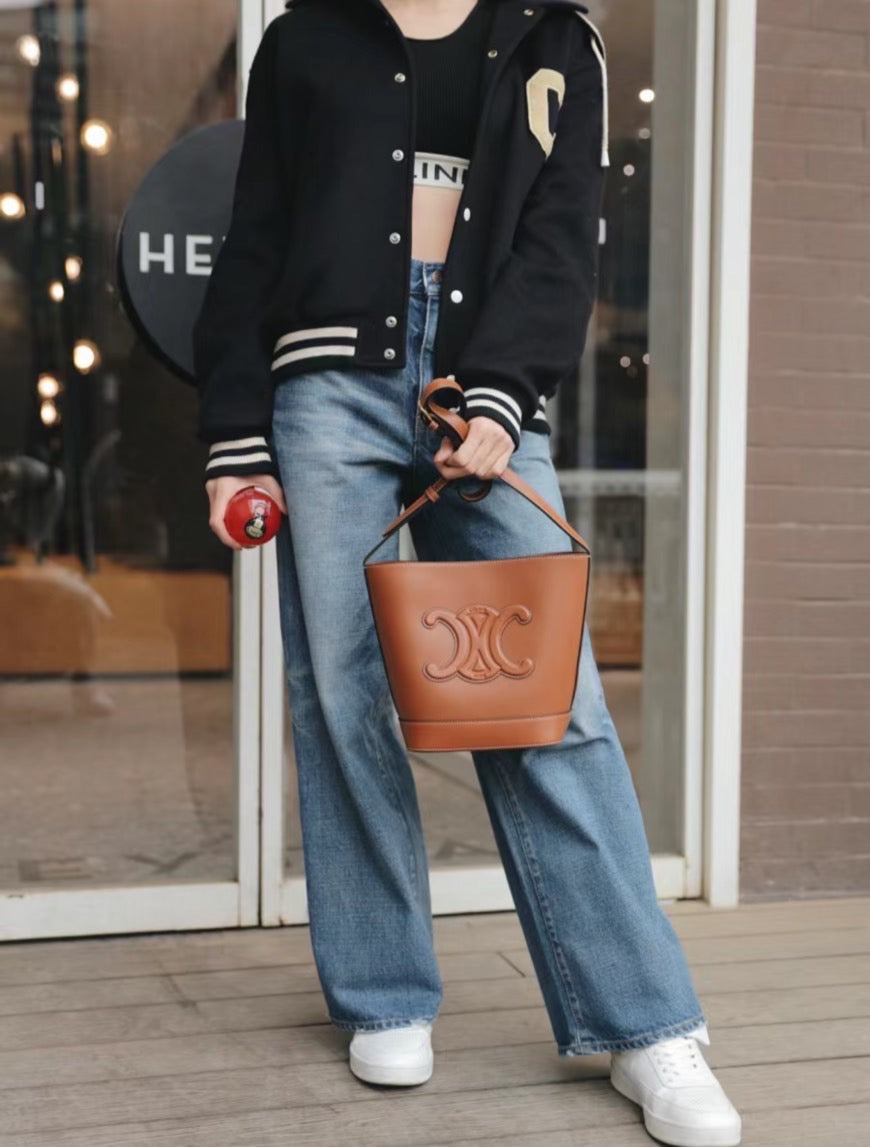 Celine▪️CUIR BUCKET 小款牛皮水桶包/1650E1700 🉐60500🇪🇺