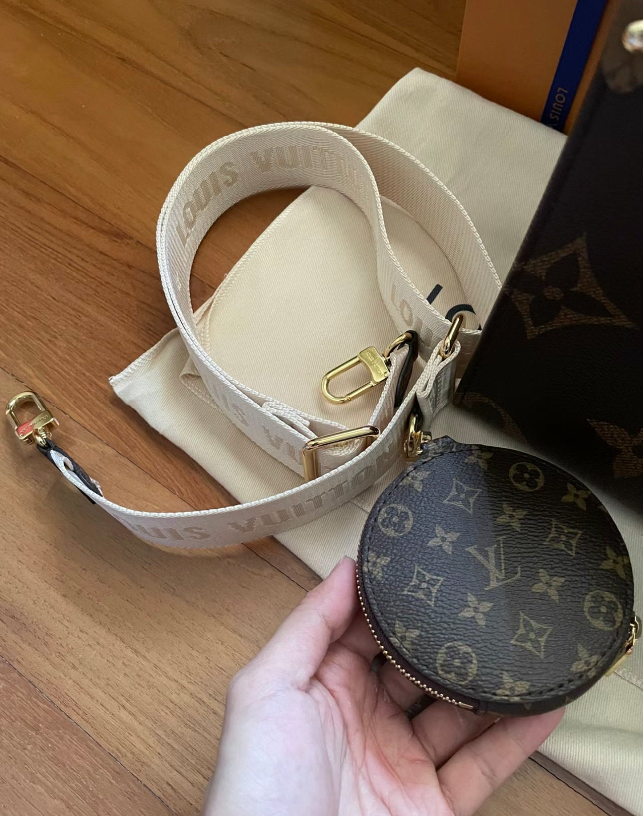 LV▪️OnTheGo PM 小款拼色托特包/2280✨🉐94480