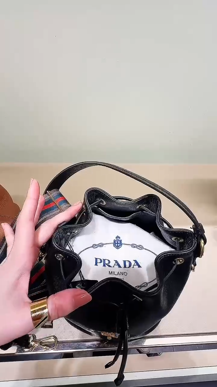 @Prada►Phenix 鳳凰皮革抽繩水桶包/P910