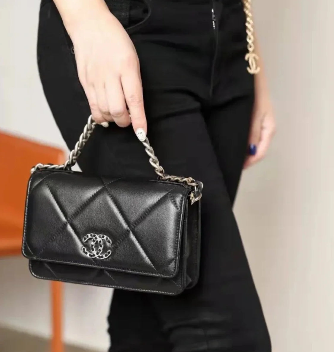 CHANEL▶︎✨| 19 LAMBSKIN WALLET ON CHAIN 經典19小羊皮WOC鏈包 AP3267 *£3,430