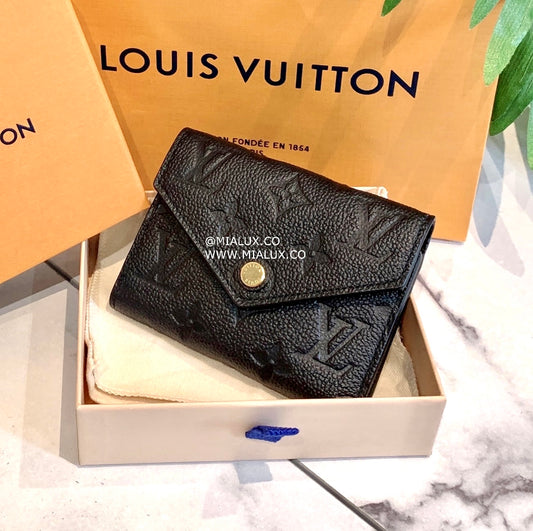 LV Zoé 壓紋牛皮信封短夾/500✨🉐22000