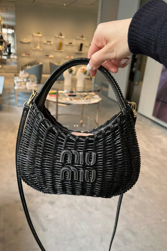 MiuMiu Wander Wicker Hobo 編織半月腋下包/1610E2000 🉐71000🇪🇺