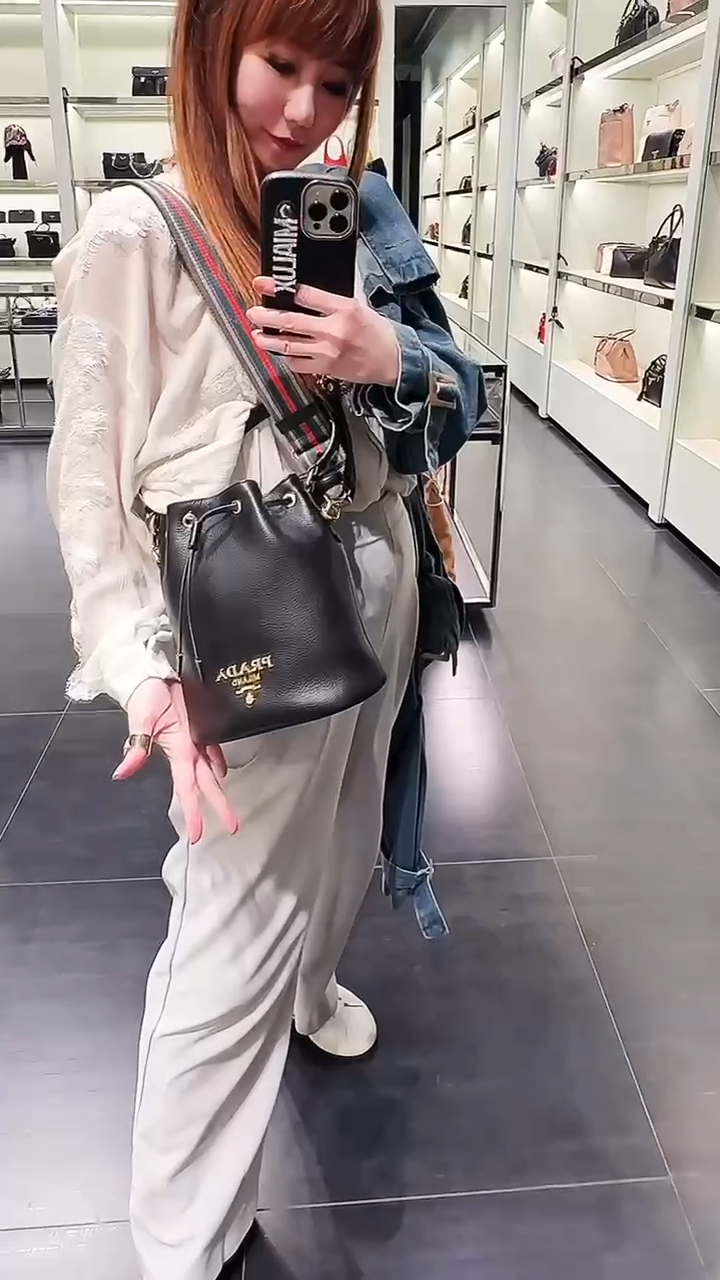 @Prada►Phenix 鳳凰皮革抽繩水桶包/P910