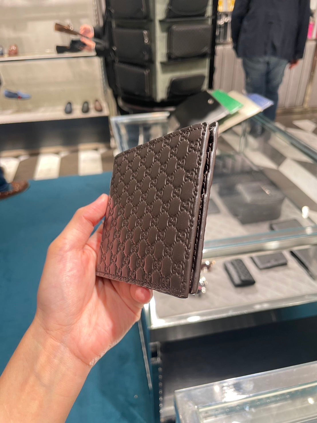 @Gucci 男生款壓紋六卡雙開短夾/P220 🔔限時折🉐11000