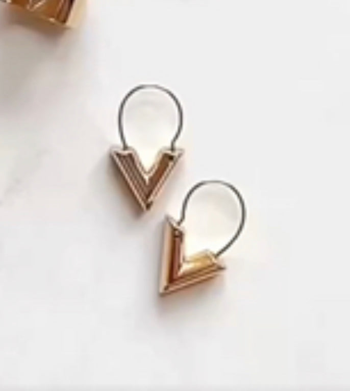 LV▪️Essential V 環狀耳環/325✨優惠🉐14325