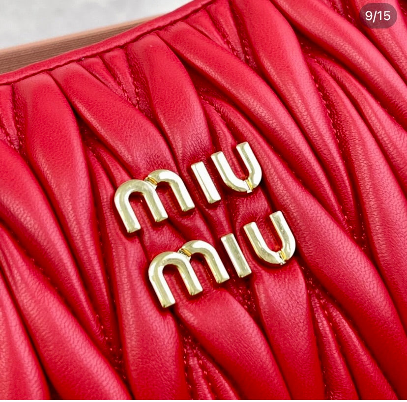 MiuMiu Wander Matelasse Nappa Hobo 小款半月腋下包/1840E2000 🉐69980🏷️