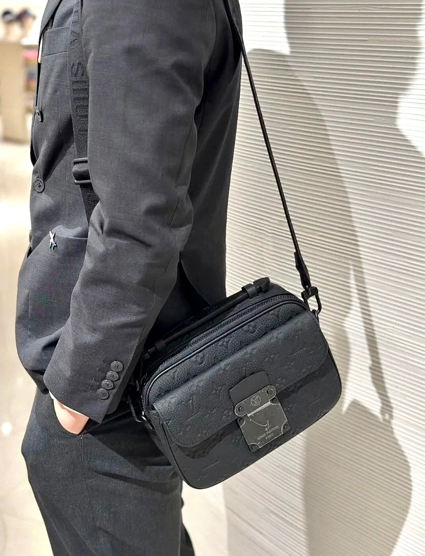 LV S Lock Messenger Bag 男生款郵差包/2610✨🉐108010