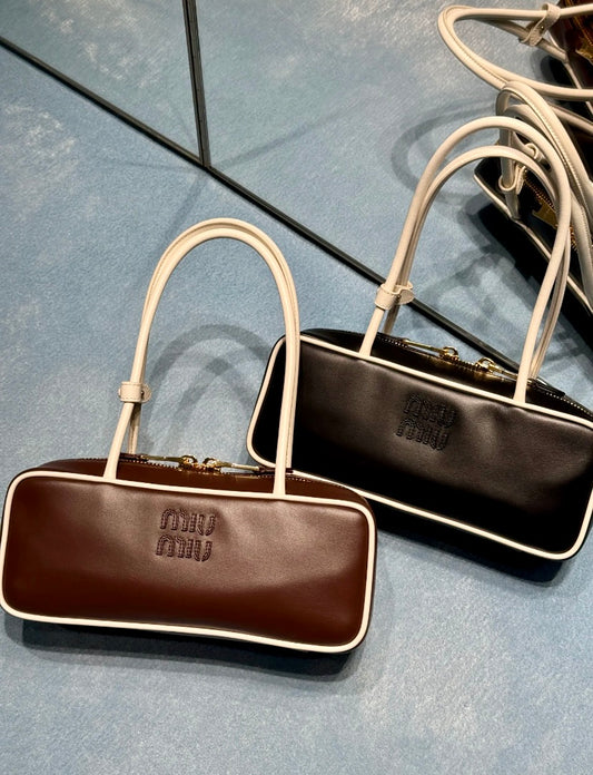 MiuMiu Beau Leather 新長柄保齡球包/E2650 🉐96400🇪🇺